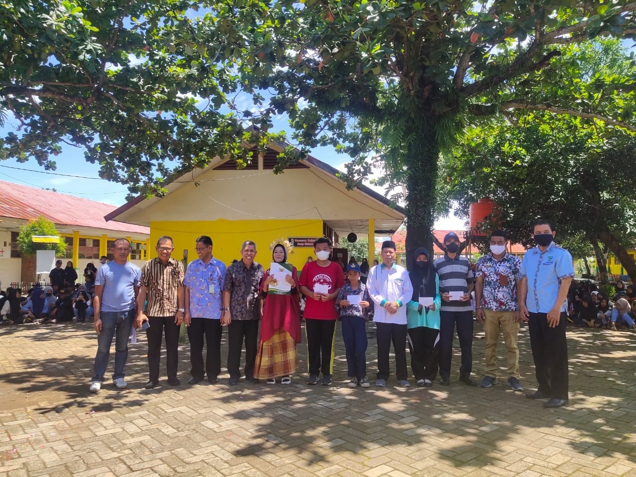 Dinas Pendidikan bersama Baznas Maros Serahkan Beasiswa Kepada Guru Honorer dan Siswa SMP di Beberapa Kecamatan Kab. Maros